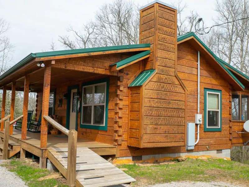 sevierville-cabin-hanging-in-there-outside